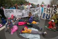 NEWS - Flüchtlinge aus dem Nea Kavala Flüchtlingslager blockieren Autobahn