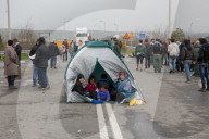 NEWS - Flüchtlinge aus dem Nea Kavala Flüchtlingslager blockieren Autobahn