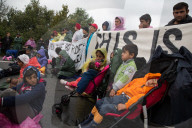 NEWS - Flüchtlinge aus dem Nea Kavala Flüchtlingslager blockieren Autobahn