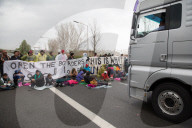 NEWS - Flüchtlinge aus dem Nea Kavala Flüchtlingslager blockieren Autobahn