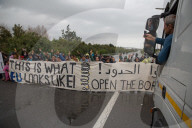 NEWS - Flüchtlinge aus dem Nea Kavala Flüchtlingslager blockieren Autobahn