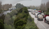 NEWS - Flüchtlinge aus dem Nea Kavala Flüchtlingslager blockieren Autobahn