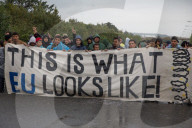 NEWS - Flüchtlinge aus dem Nea Kavala Flüchtlingslager blockieren Autobahn