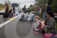 NEWS - Flüchtlinge aus dem Nea Kavala Flüchtlingslager blockieren Autobahn