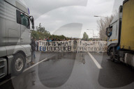 NEWS - Flüchtlinge aus dem Nea Kavala Flüchtlingslager blockieren Autobahn