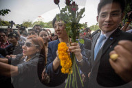 NEWS - Bangkok: Yingluck Shinawatra auf dem Weg zur AnhÃ¶rung