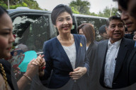 NEWS - Bangkok: Yingluck Shinawatra auf dem Weg zur AnhÃ¶rung