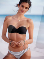 PEOPLE - Sara Sampaio präsentiert die neueste VS Bikinikollektion