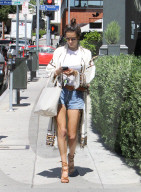 PEOPLE - Alessandra Ambrosio zeigt Bein in Brentwood
