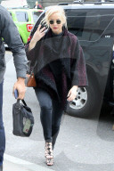 PEOPLE - Lady in Black: Jennifer Lawrence in New York unterwegs