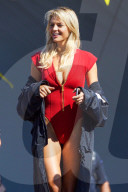 PEOPLE - Kelly Rohrbach hat Zeit für News auf dem Filmset