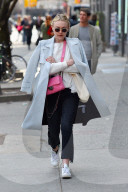 PEOPLE - Dakota Fanning in New York unterwegs