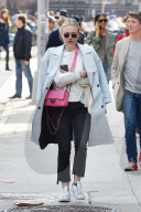 PEOPLE - Dakota Fanning in New York unterwegs