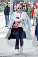PEOPLE - Dakota Fanning in New York unterwegs