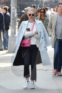 PEOPLE - Dakota Fanning in New York unterwegs