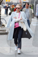 PEOPLE - Dakota Fanning in New York unterwegs