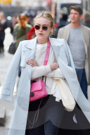 PEOPLE - Dakota Fanning in New York unterwegs