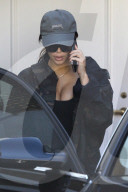 PEOPLE - Inkognito: Kim Kardashian verlässt Beauty-Salon in Beverly Hills