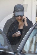 PEOPLE - Inkognito: Kim Kardashian verlässt Beauty-Salon in Beverly Hills