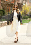 PEOPLE - Olivia Wilde im sommerlichen Look in Manhattan unterwegs