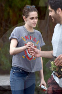 PEOPLE - Kristen Stewart macht eine Rauchpause nach dem Essen