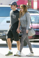 PEOPLE - Bella Thorne zeigt Bauchmuskeln