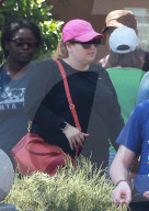 PEOPLE - Rebel Wilson trägt pinken Hut