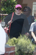 PEOPLE - Rebel Wilson trägt pinken Hut