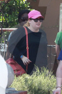 PEOPLE - Rebel Wilson trägt pinken Hut