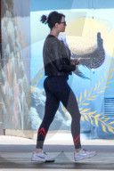 PEOPLE - Emma Stone trägt hautenge Leggins zum Fitness