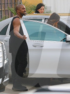 PEOPLE - Kanye West zeigt seine Muckis