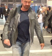EXKLUSIV - Gerard Butler mit neuer Freundin am Flughafen von LA