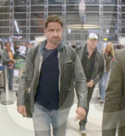 EXKLUSIV - Gerard Butler mit neuer Freundin am Flughafen von LA