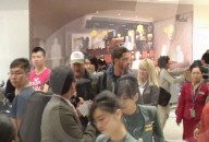 EXKLUSIV - Gerard Butler mit neuer Freundin am Flughafen von LA