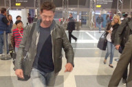EXKLUSIV - Gerard Butler mit neuer Freundin am Flughafen von LA