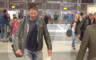 EXKLUSIV - Gerard Butler mit neuer Freundin am Flughafen von LA