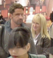 EXKLUSIV - Gerard Butler mit neuer Freundin am Flughafen von LA