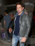 EXKLUSIV - Gerard Butler mit neuer Freundin am Flughafen von LA