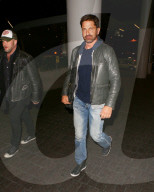 EXKLUSIV - Gerard Butler mit neuer Freundin am Flughafen von LA