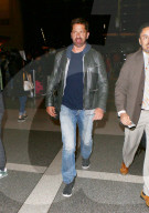 EXKLUSIV - Gerard Butler mit neuer Freundin am Flughafen von LA