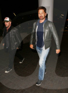 EXKLUSIV - Gerard Butler mit neuer Freundin am Flughafen von LA