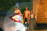 EXKLUSIV - Shia La Beouf geht mit seiner Mutter Shayna und Mia Goth zum Dinner