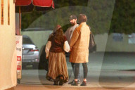 EXKLUSIV - Shia La Beouf geht mit seiner Mutter Shayna und Mia Goth zum Dinner