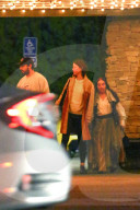 EXKLUSIV - Shia La Beouf geht mit seiner Mutter Shayna und Mia Goth zum Dinner