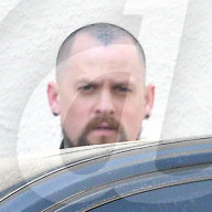 EXKLUSIV - Benji Madden zeigt seine Kopf-Tattoos