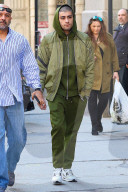 PEOPLE - Zayn Malik in Olive in New York unterwegs