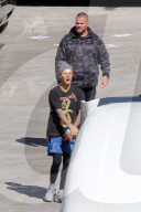 EXKLUSIV - Justin Bieber skated vor seinem Tour-Tross in Glendale