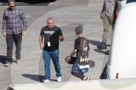 EXKLUSIV - Justin Bieber skated vor seinem Tour-Tross in Glendale