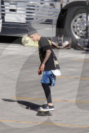 EXKLUSIV - Justin Bieber skated vor seinem Tour-Tross in Glendale