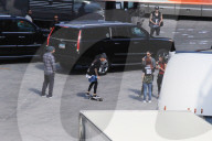 EXKLUSIV - Justin Bieber skated vor seinem Tour-Tross in Glendale